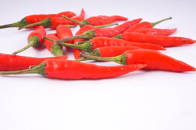Foto close-up de pimentas vermelhas sobre fundo branco