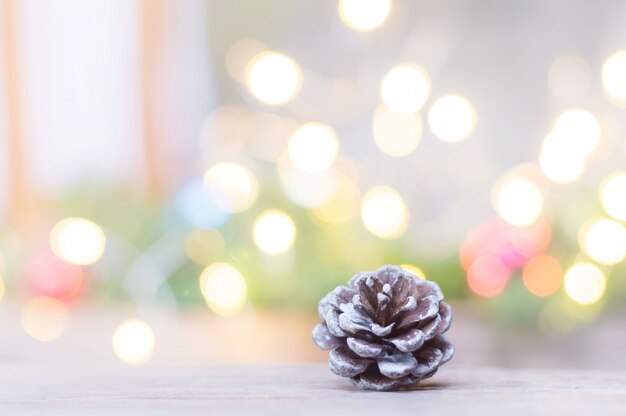 Close-up de pinha para o natal em luzes desfocadas