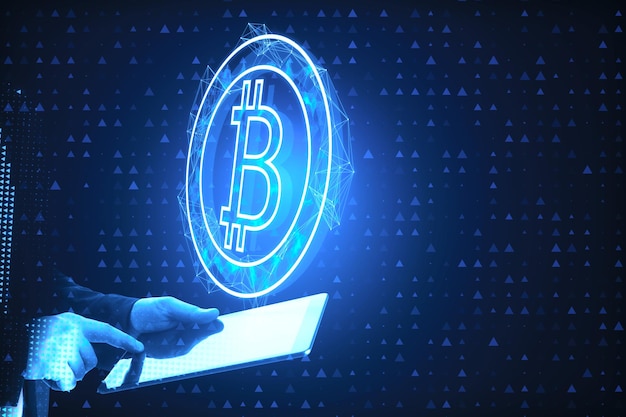Close-up de pixel de mão segurando celular com holograma de bitcoin abstrato em fundo azul Conceito de criptomoeda e finanças