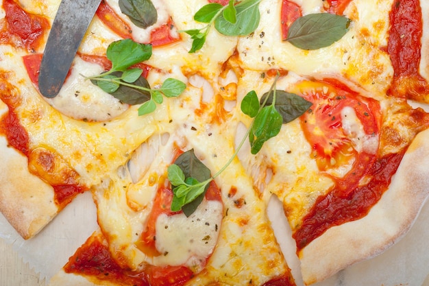 Close-up de pizza com faca na mesa