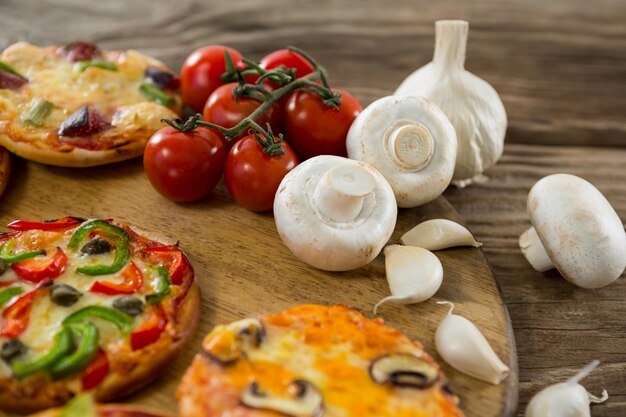 Close-up de pizza com tomates e alhos