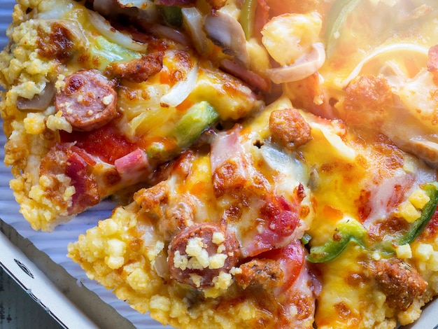 Close up de Pizza em uma caixa de papelão de entrega