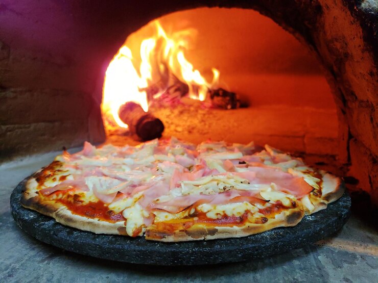 Foto close-up de pizza na grelha de churrasco