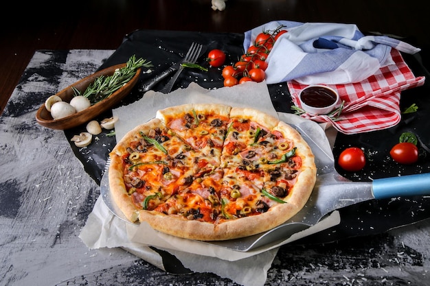 Close-up de pizza na mesa
