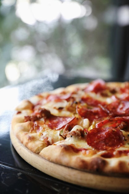 Close-up de pizza na mesa