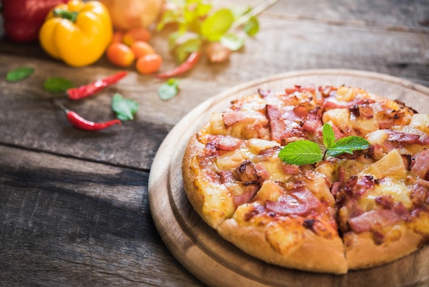 Close-up de pizza na mesa