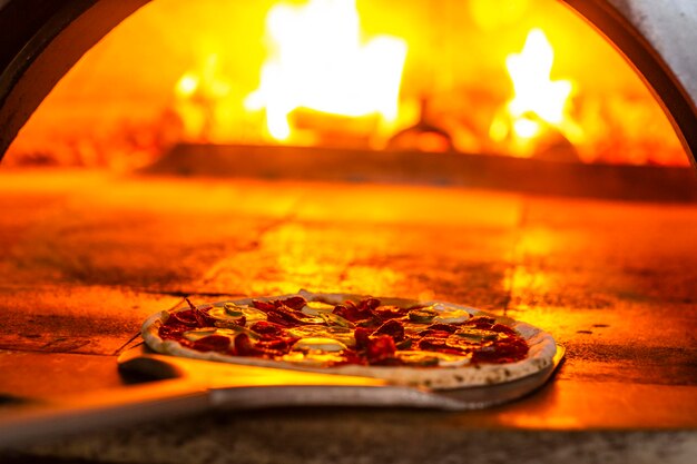 Foto close-up de pizza na mesa