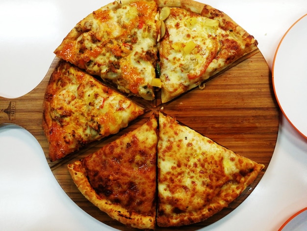 Foto close-up de pizza na tábua de cortar