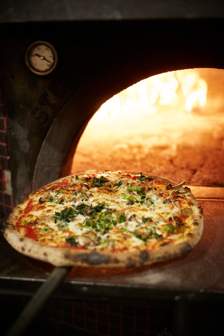 Foto close-up de pizza no forno
