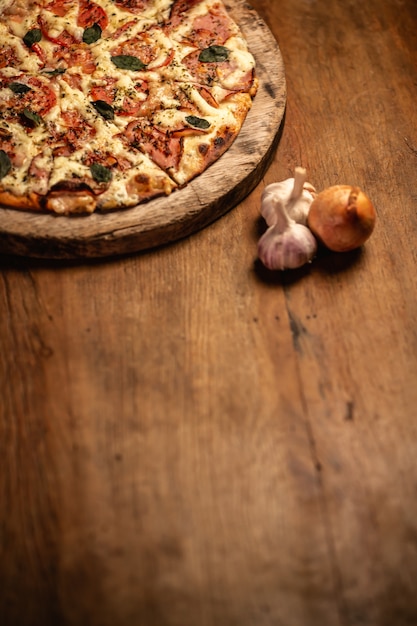 Close-up de pizza saborosa em uma tábua de madeira