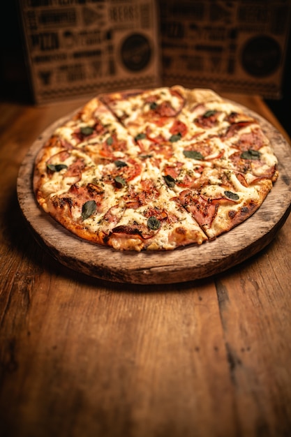 Close-up de pizza saborosa em uma tábua de madeira