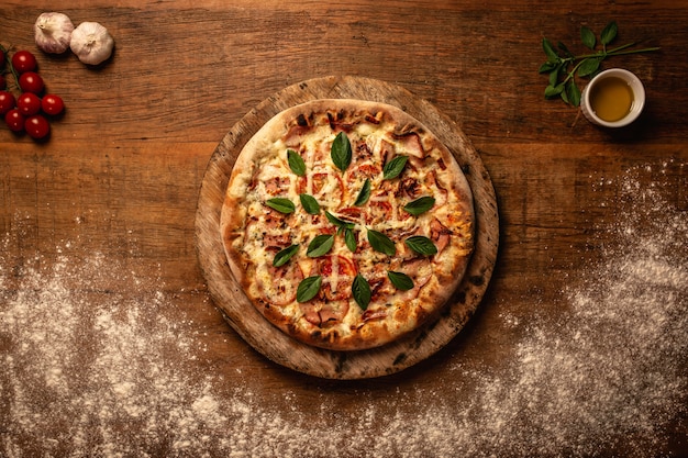 Close-up de pizza saborosa em uma tábua de madeira