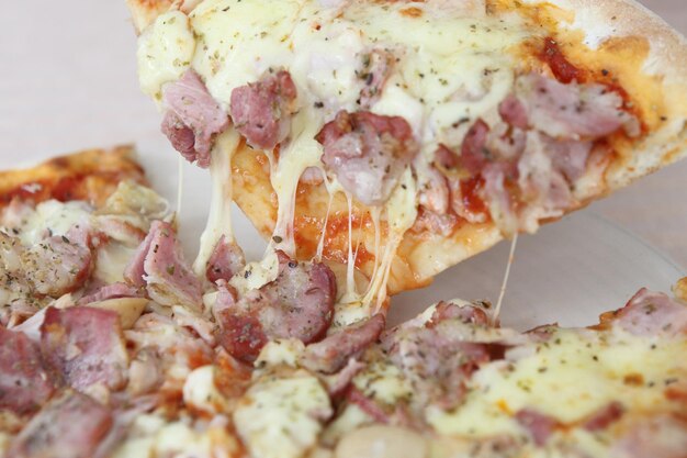 Foto close-up de pizza servida em um prato