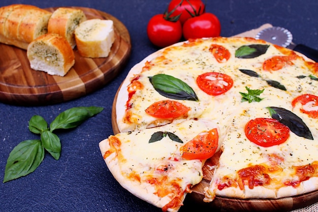 Close-up de pizza servida na mesa