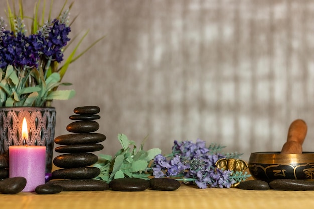 Foto close-up de plantas com flores roxas em mesa