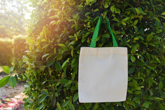 Foto close-up de plantas contra árvores no parque