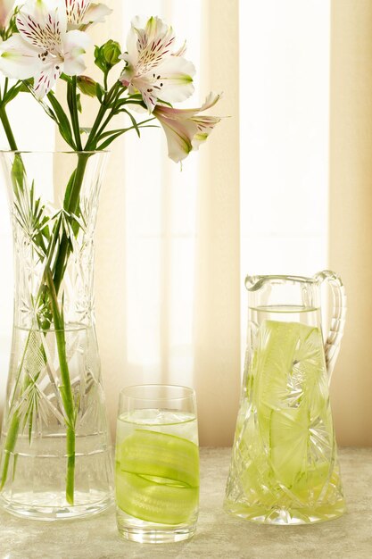 Foto close-up de plantas em vasos em vaso de vidro sobre a mesa