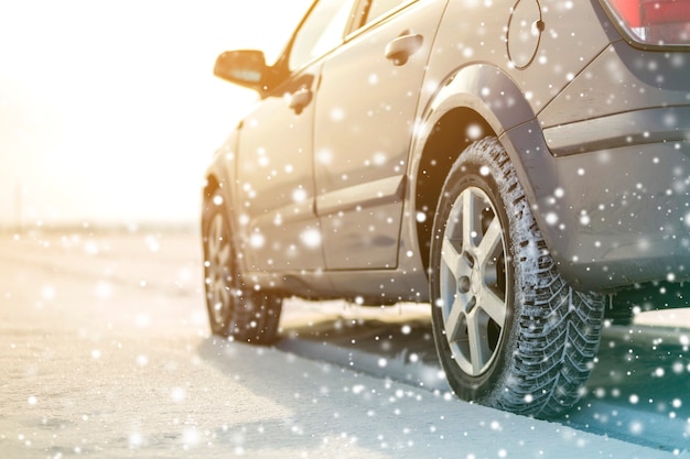 Close-up de pneus de borracha de rodas de carro na neve profunda do inverno. Conceito de transporte e segurança.