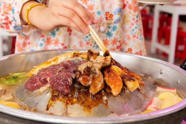 Close-up de pook bbq estilo de comida tailandesa shabu sukiyaki ou MooKaTa carne de porco grelhada