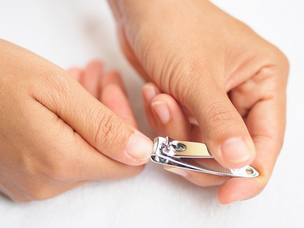 Close up de pregos de corte de uma mulher, conceito dos cuidados médicos.