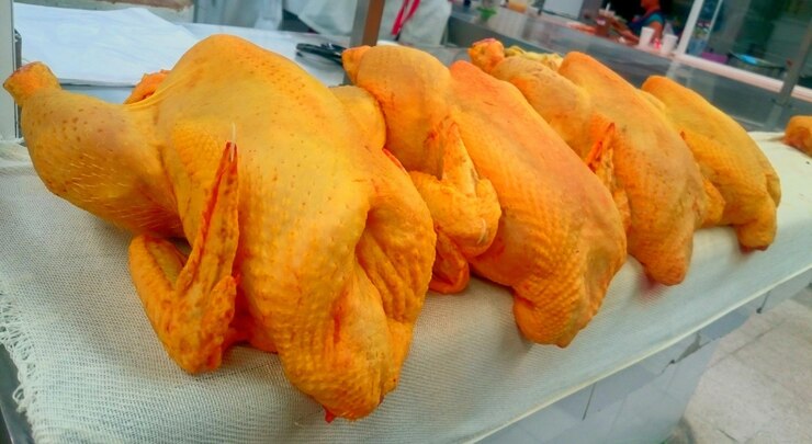 Foto close-up de preparação de galinhas na cozinha