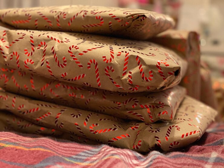 Foto close-up de presentes de natal na cama