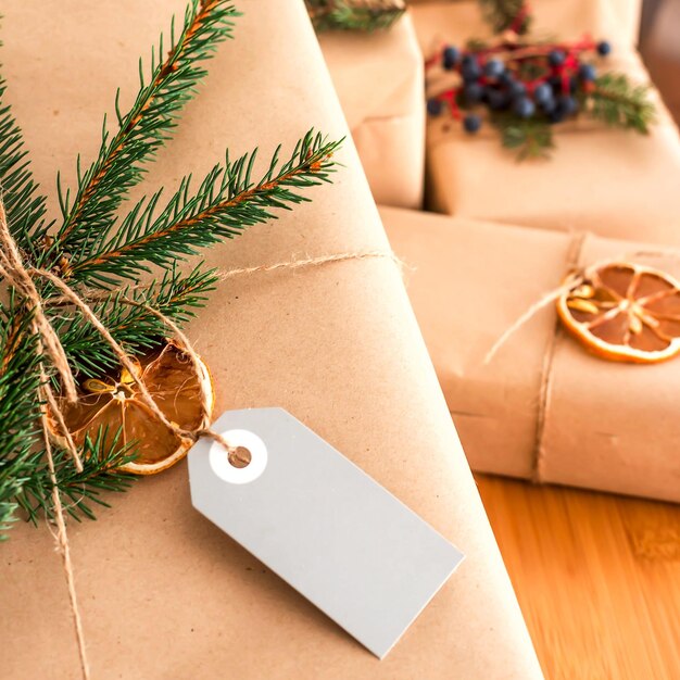 Foto close-up de presentes de natal na mesa