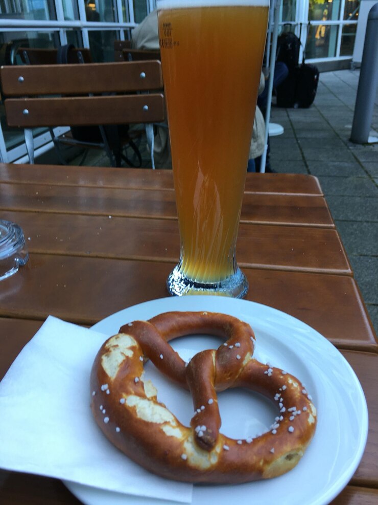 Foto close-up de pretzel e cerveja servidos na mesa