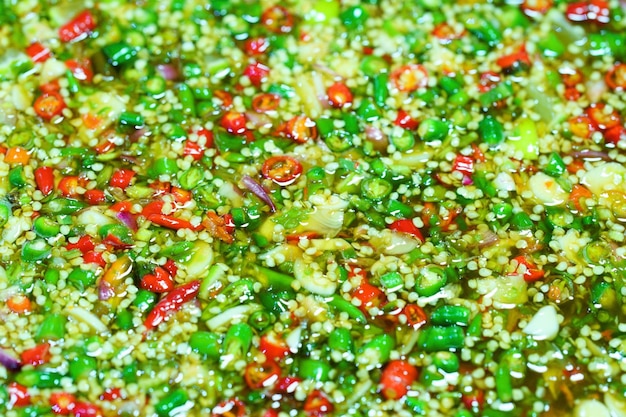 Close up de Prig Nam Pra ou mistura de molho de peixe com alho de pimenta e mercado de comida de rua tailandesa de limãoxDxA