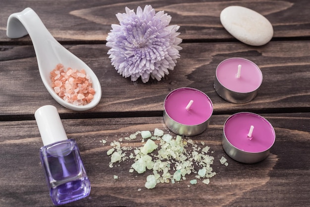 Close-up de produtos de beleza e velas na mesa