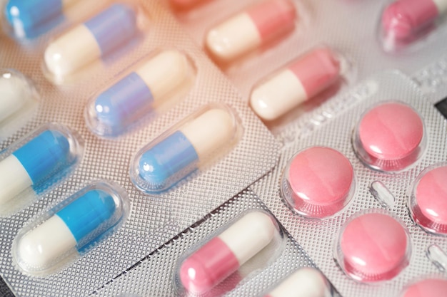 close-up de produtos farmacêuticos antibióticos pílulas remédio em blisters pílulas antibacterianas coloridas Fundo de farmácia cápsula pílula remédio Resistência a medicamentos antimicrobianos Indústria farmacêutica