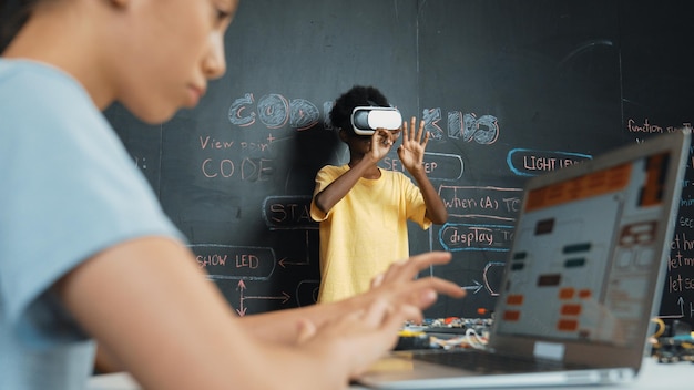 Close-up de programa de codificação manual de menina de escola enquanto estudante usando VR Edification