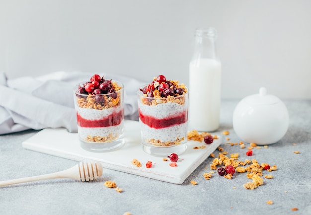 Close-up de pudim de chia com groselha de iogurte granola em cinza