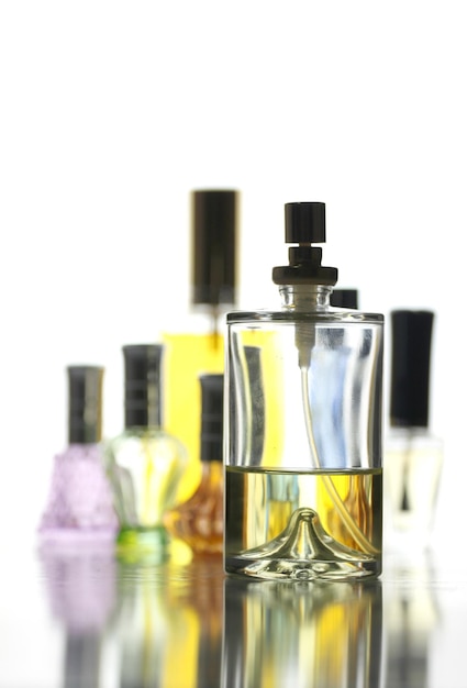 Foto close-up de pulverizador de perfume na mesa