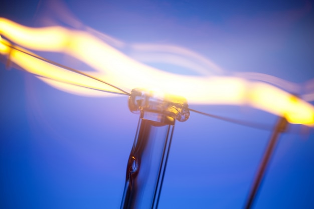 Close-up de queima de lâmpada com filamento de tungstênio no centro