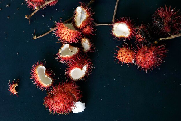 Foto close-up de rambutan em mesa