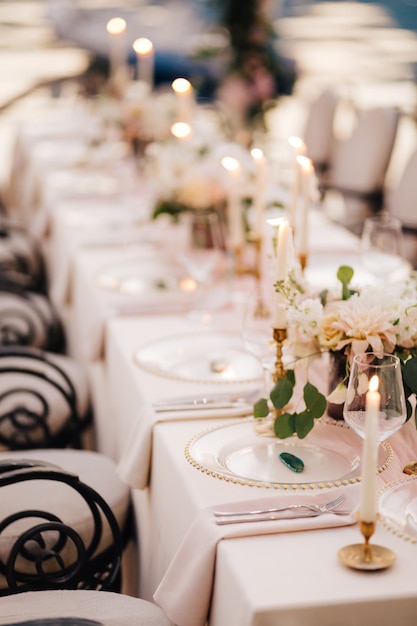 Close up de recepção de mesa de jantar de casamento de curinga com contas douradas de vidro transparente