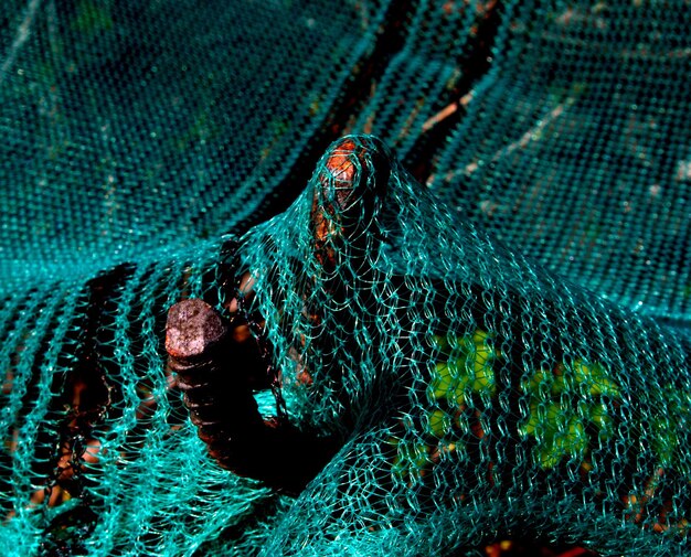 Foto close-up de rede de pesca e vara de ferro