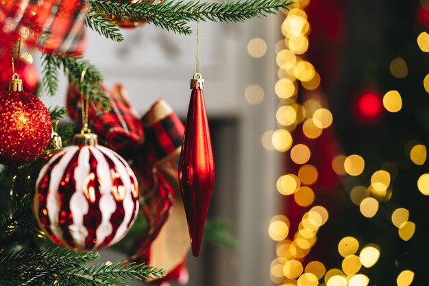 Foto close-up de res bolas brilhantes penduradas na árvore de natal