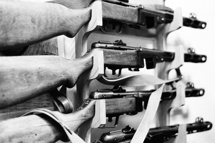 Foto close-up de rifles em rack