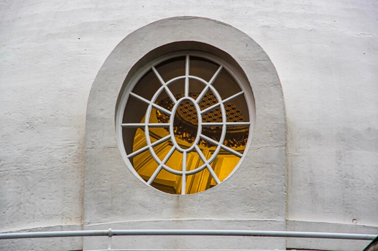 Foto close-up de roda de bicicleta contra o edifício