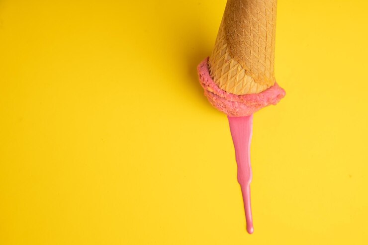 Foto close-up de rosa contra fundo amarelo