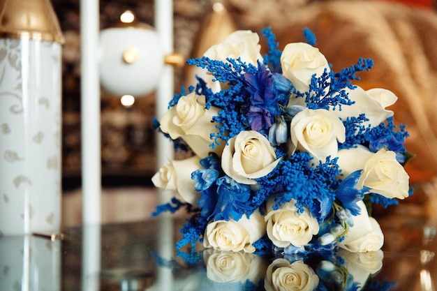 Close-up de rosas brancas na mesa da boutique de casamento