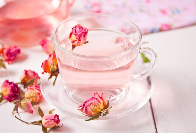 Foto close-up de rosas cor-de-rosa em vidro sobre a mesa