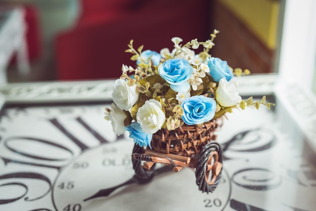Foto close-up de rosas em um pequeno carrinho no relógio