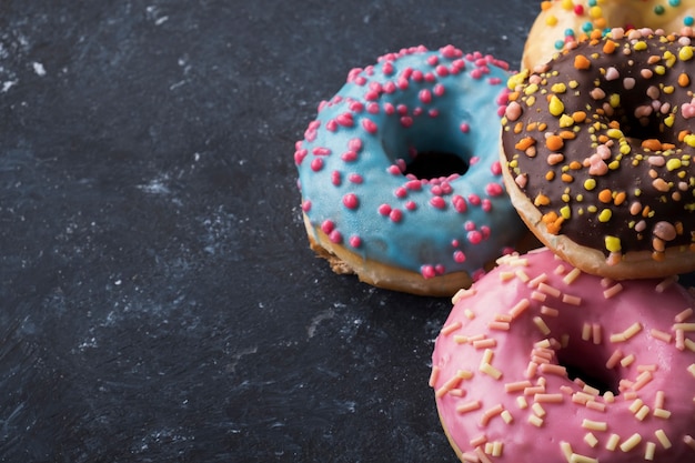 Close up de rosquinhas coloridas vidradas