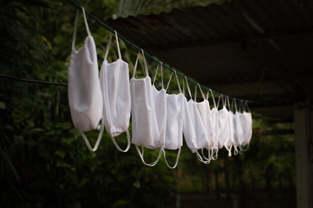 Foto close-up de roupas brancas a secar em covid-19