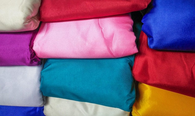 Close-up de roupas coloridas enroladas