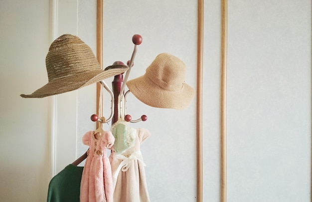 Close-up de roupas penduradas em casa