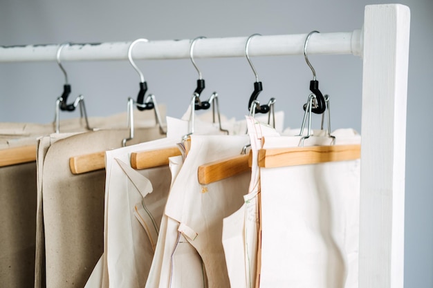 Close-up de roupas penduradas em um rack